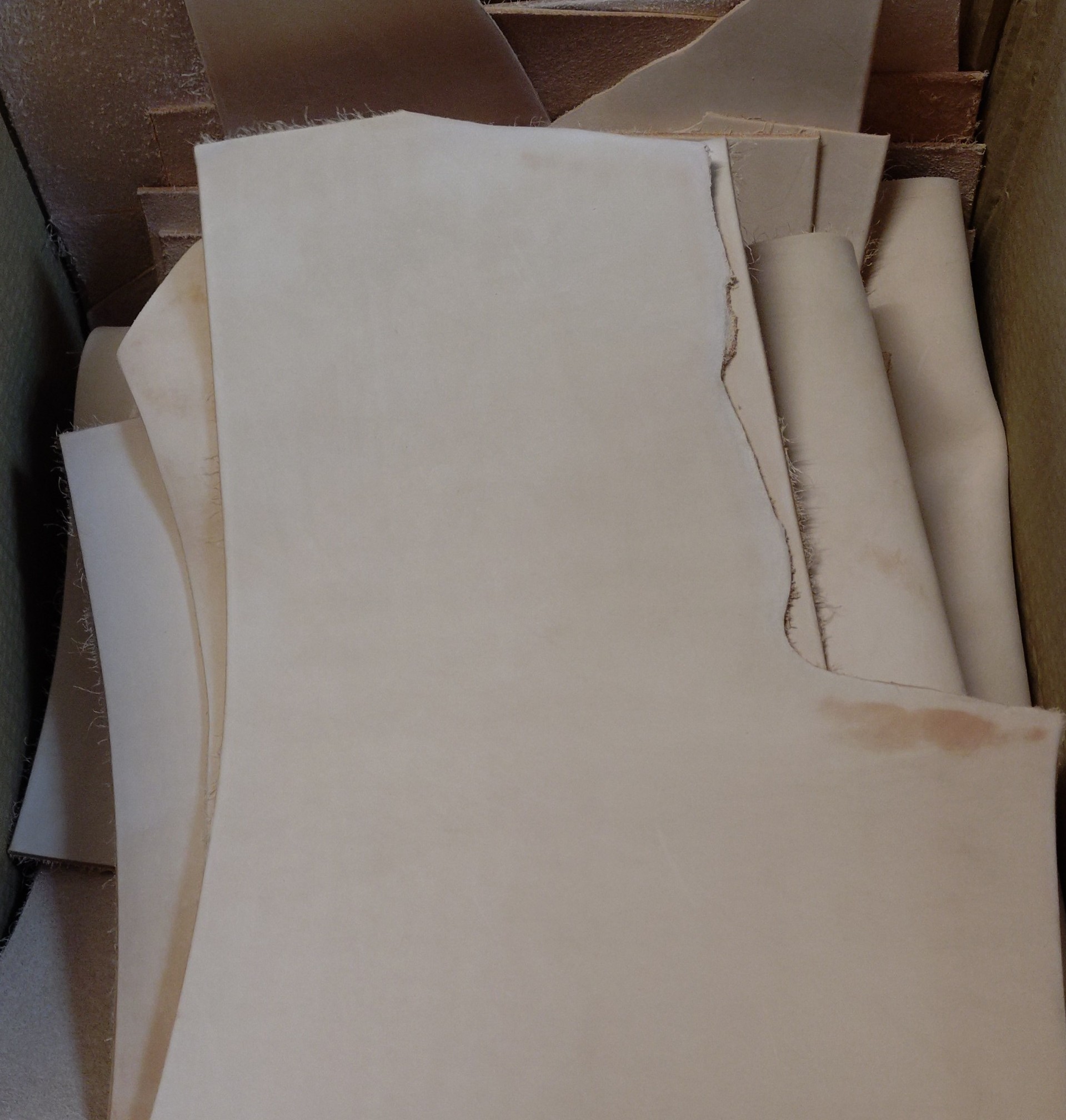 10kg Box Nat. Veg. Tan Leather Pieces 2.5-3.0mm Thickness
