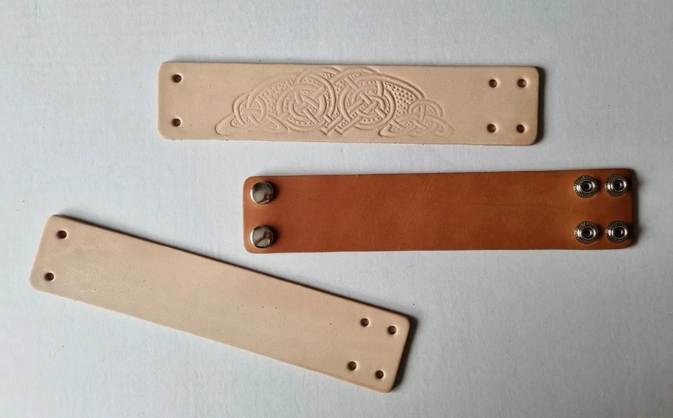 Wrist Cuff Blanks - Nat Veg Tan - 3 variations (Large / 4h, 2)